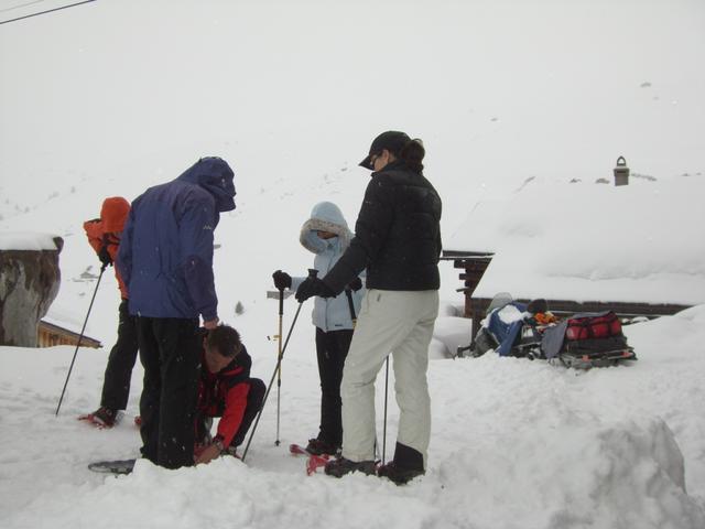 die Schneeschuhe werden angeschnallt