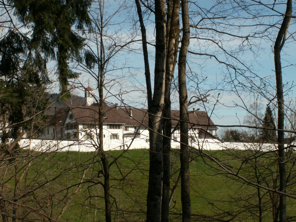 vorbei am Kloster