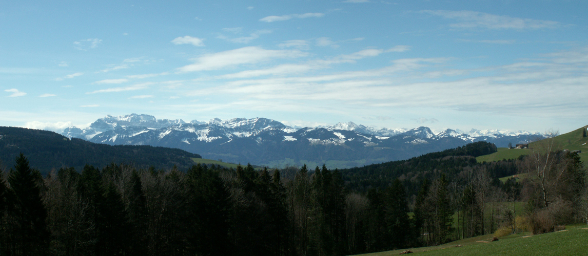 Breitbildfoto der Glarner und Schwyzer Berge