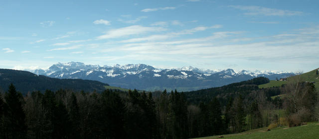 Breitbildfoto der Glarner und Schwyzer Berge