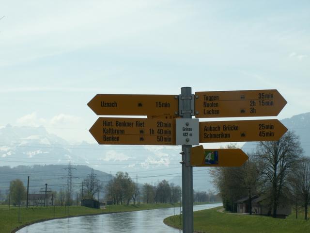 Wegweiser bei Schloss Grinau