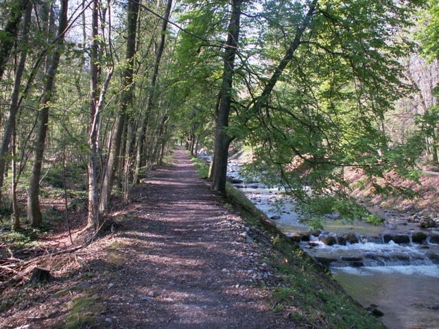 dem Spreitenbach entlang aufwärts Richtung St. Johann Kapelle