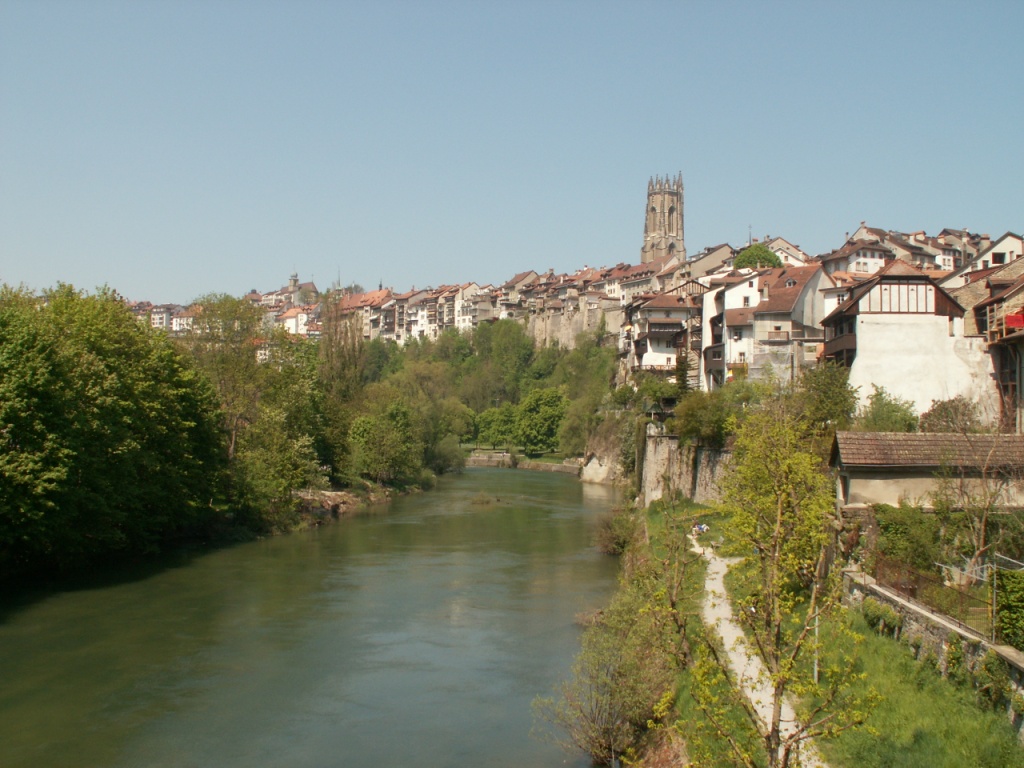 auf dem Pont du Milieu mit Sicht auf Sarine und Fribourg