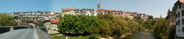 Breitbildfoto von Fribourg vom Pont de St.Jean aus gesehen