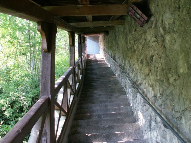 Treppen neben der Standseilbahn