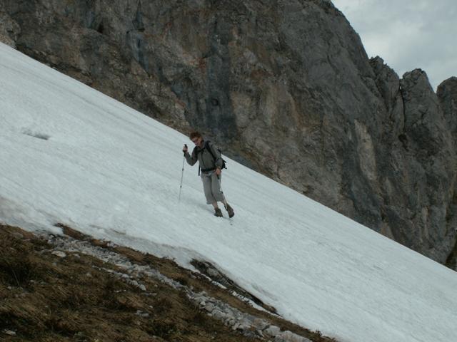 über Altschneefelder geht es runter