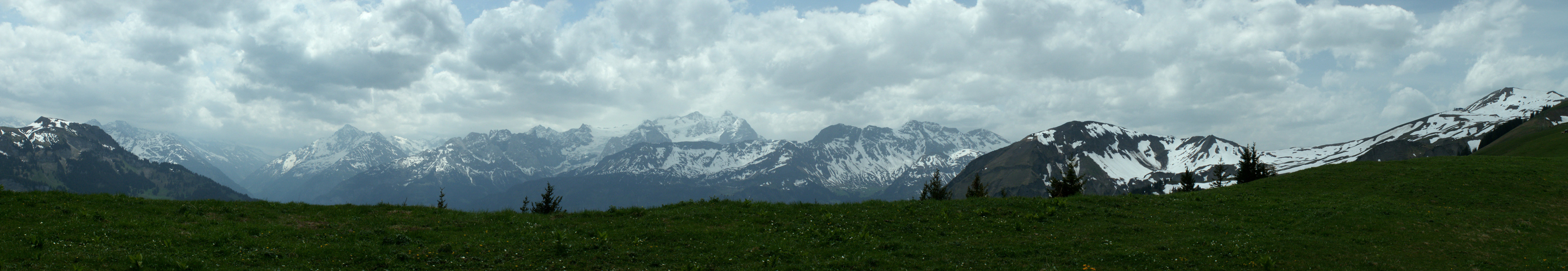 Breitbildfoto von Sädel mit Blick Richtung Berner Oberländer Berge