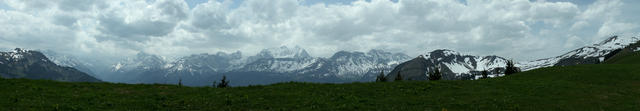 Breitbildfoto von Sädel mit Blick Richtung Berner Oberländer Berge