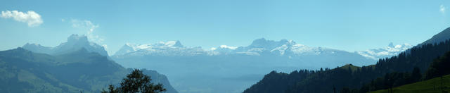 Breitbildfoto der Glarner Alpen in der Mitte der Glärnisch