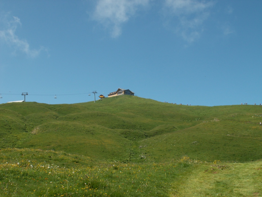 Blick rauf zum Aussichtsrestaurant auf dem Fronalpstock