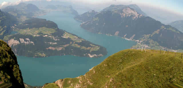 schönes Breitbildfoto vom Fronalpstock aus gesehen, mit Blick runter zum Vierwaldstättersee