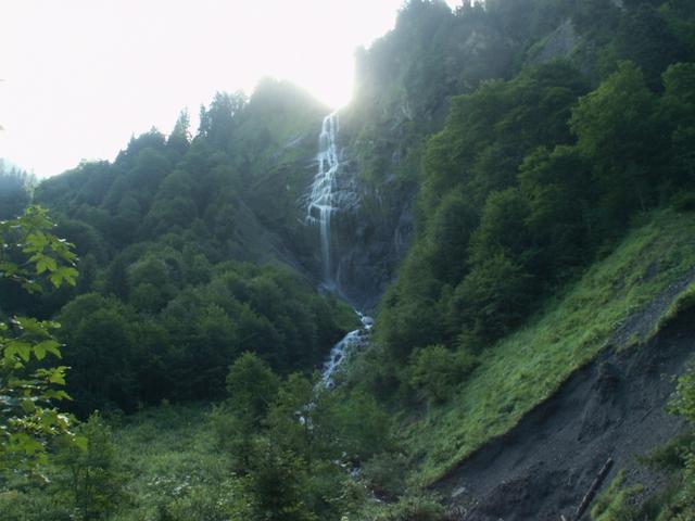 überall Bäche und Wasserfälle