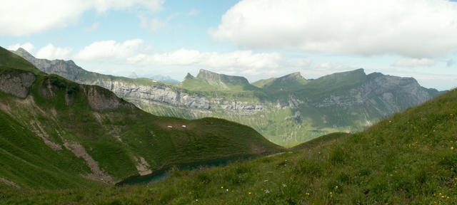 Breitbildfoto vom Saaspass mit Blick Richtung Sihltal