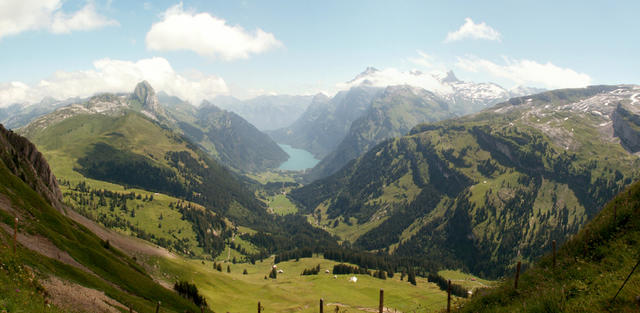 sehr schönes Breitbildfoto vom Sasspass aus gesehen mit Blick Richtung Klöntalersee