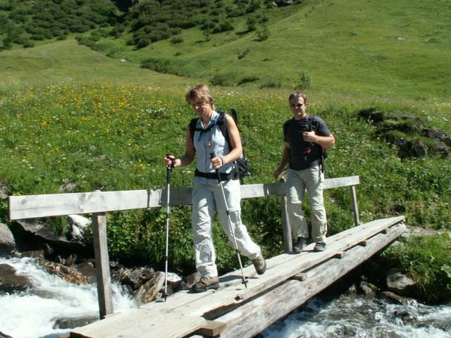 Mäusi und Jörg überqueren den Bischofbach