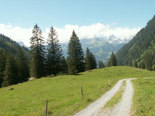 es geht runter ins Durnachtal zuerst auf Kiesweg