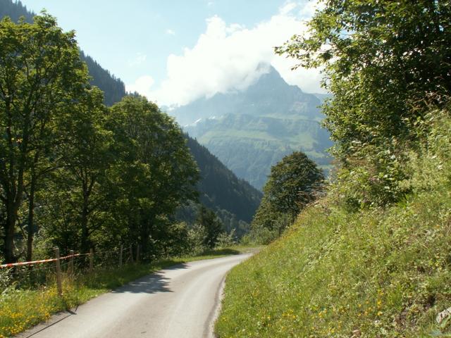 dann auf Asphaltierter Strasse