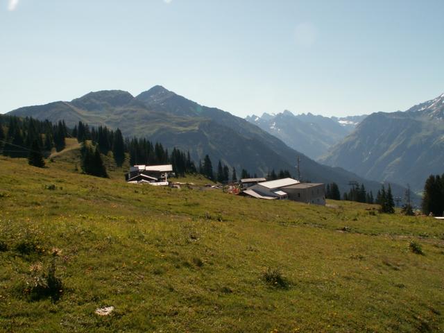 wir verlassen die Bergstation und die vielen Menschen