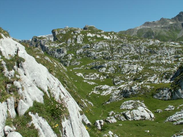 der Weg schlängelt sich durch die Felsbrocken