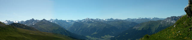 Breitbildfoto Klosters mit Bündner Alpen