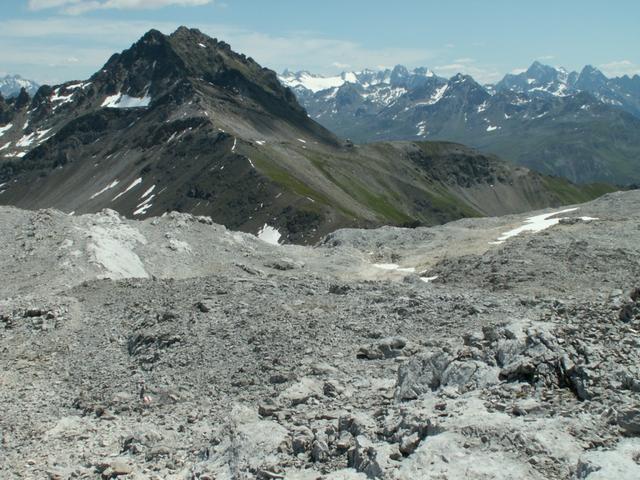 es geht runter zum Rätschenjoch. Im hintergund die Madrisa