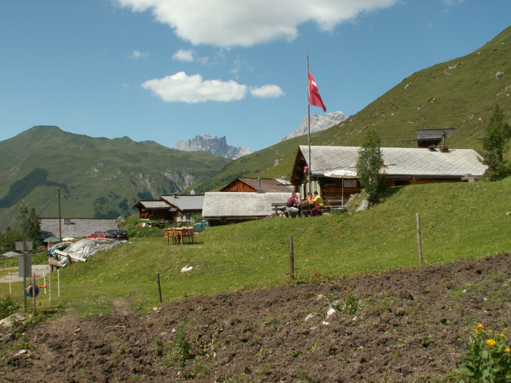 Sunnistafel im Hintergrund Drusenfluh und Sulzfluh