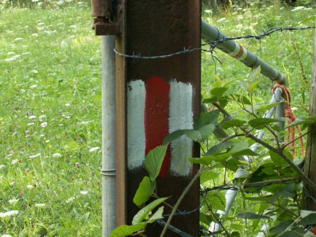 zum teil versteckte Wegweiser