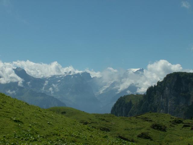 die Glarner Berge sind wolkenverhangen