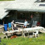 kleine Rast und Kauf von Alpkäse auf der Alp Oberstafel