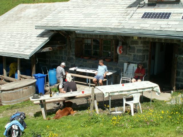 kleine Rast und Kauf von Alpkäse auf der Alp Oberstafel