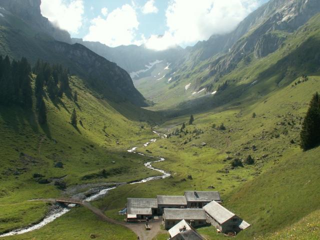 Mittler Stafel im Bächital. Im Hintergrund Bös Fulen