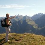 Mäusi zeigt auf den Richetlipass