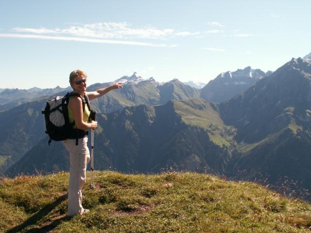 Mäusi zeigt auf den Richetlipass