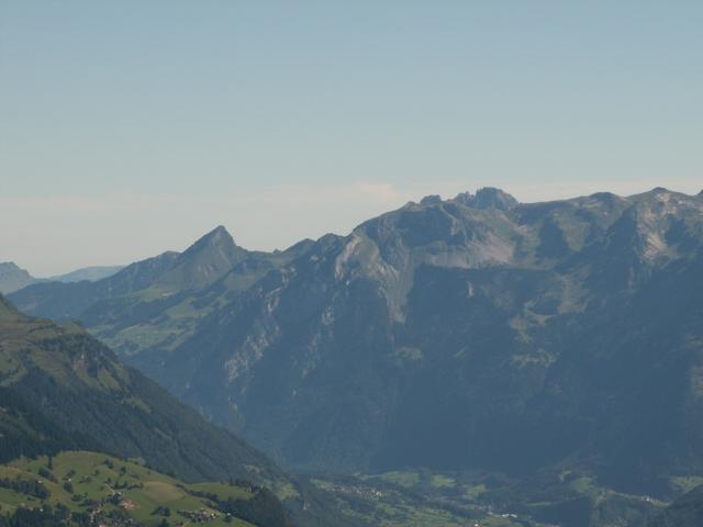 links Fronalpstock, rechts der Schilt