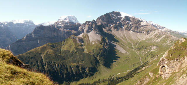 Blick zum Bergweg der einem zur Claridenhütte führt.