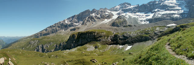 Breitbildfoto vom Bergweg