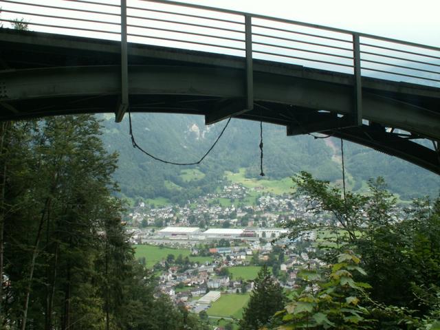 unter einer Brücke hindurch