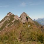 Ivano auf dem Grat, im Hintergrund der Rossalpelispitz