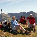 Mäusi und Ivano bestaunen die Aussicht auf 2097 m.ü.M.