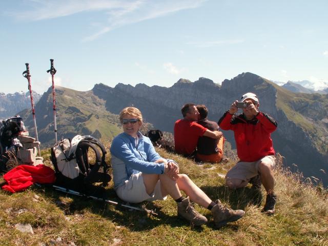 Mäusi und Ivano bestaunen die Aussicht auf 2097 m.ü.M.