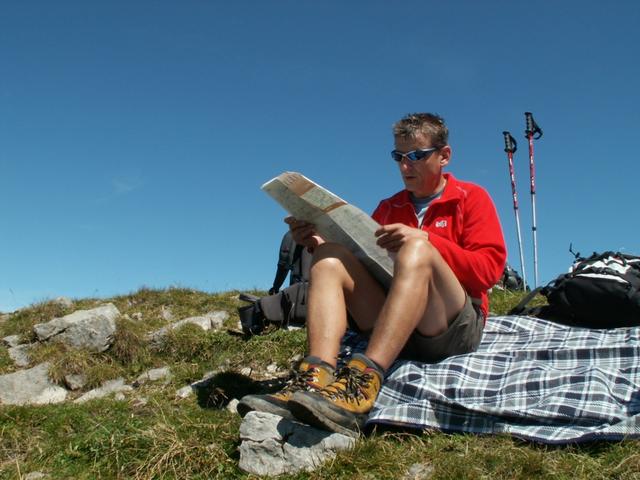 Franco sucht die Berge auf der Karte