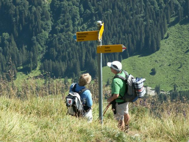 Mäusi und Ivano klären den Wegverlauf ab