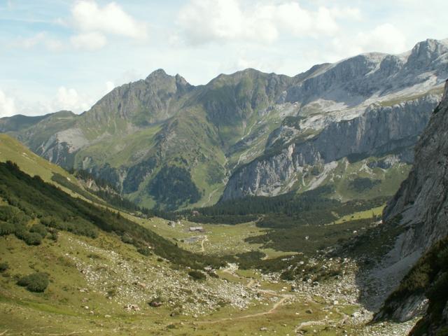 Lindauerhütte. Zuhinterst die Schwarze Scharte