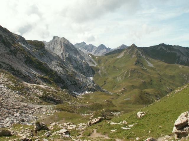 unser weiterer Wegverlauf. Zuhinterst das Verajöchli