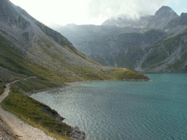 Rundweg um den See. Schade das es keine Boote hat