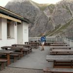 Mäusi vor der Douglashütte. Alle Touristen sind gegangen.