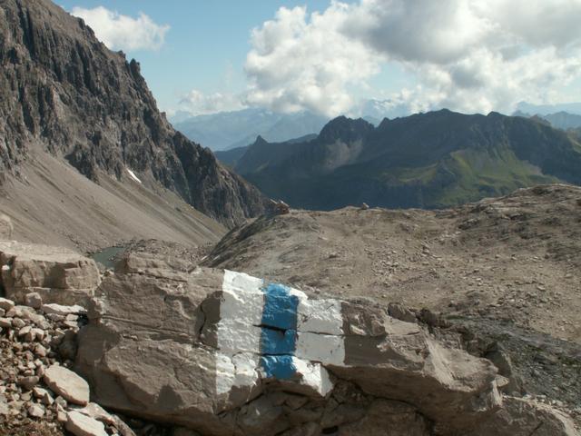 schöner weiss-blau-weisser Bergweg