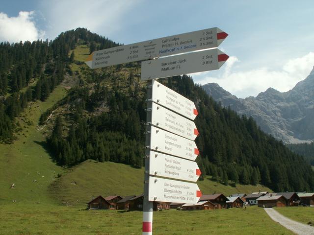 Wegweider in Nenzinger Himmel zeigt uns den Weg zum Sareiserjoch