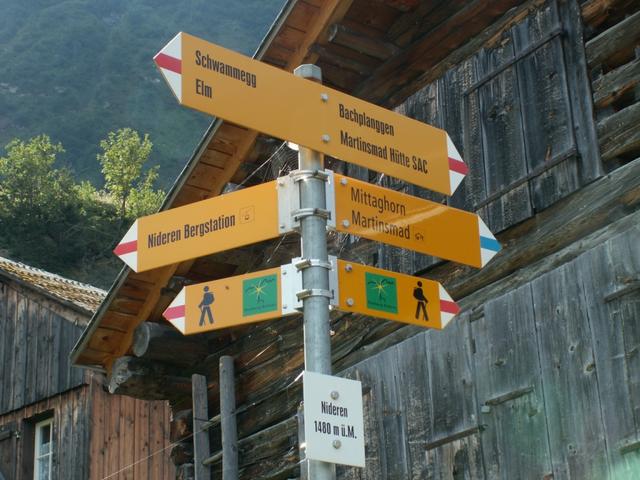 Wegweiser bei Alp Nideren 1480 m.ü.M.