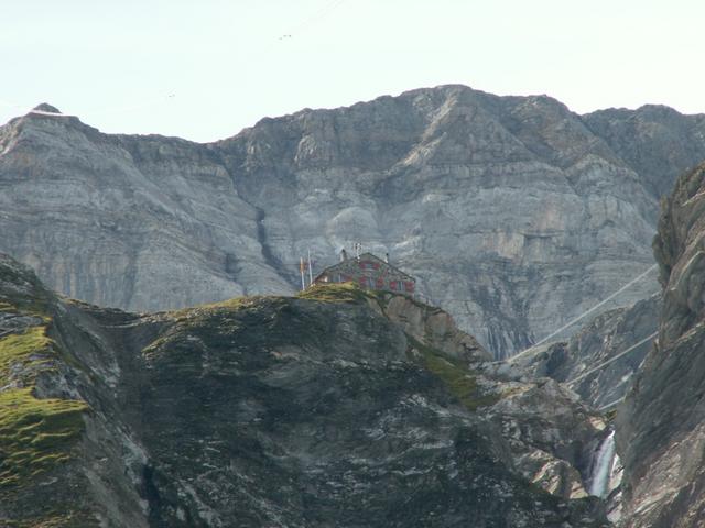 hoch oben sieht man die Martinsmadhütte